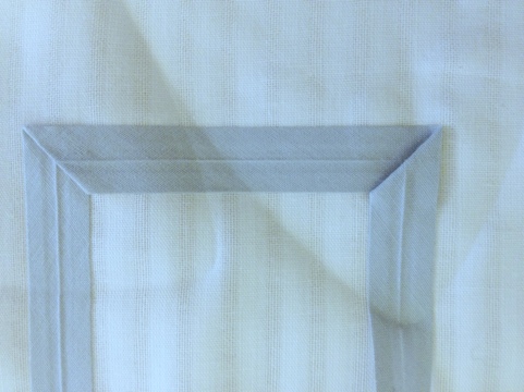 Mitered corners on ribbon shade