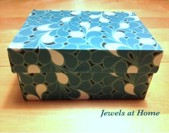 Tutorial for DIY fabric-covered decorative boxes. From Jewels at Home.