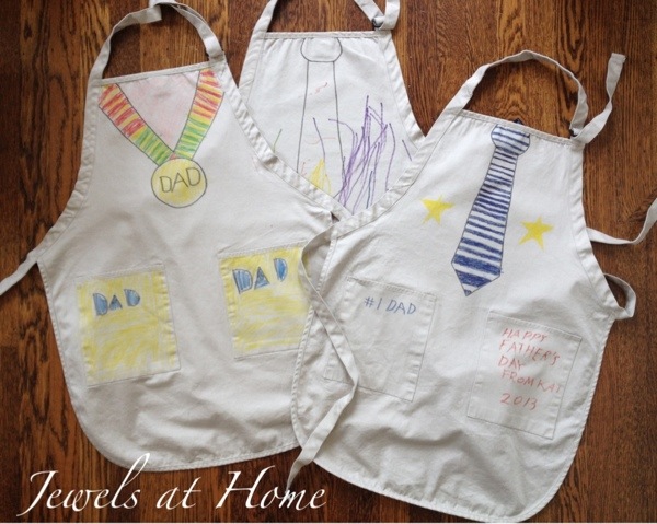 Decorate "tie" and "medal" aprons for Father's Day. Make unique gifts for dad from kids | Jewels at Home Decorate "tie" and "medal" aprons for Father's Day. Make unique gifts for dad from kids | Jewels at Home