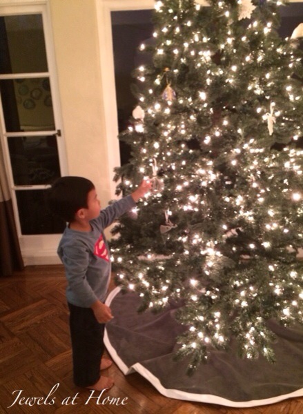 Tutorial for a simple gray and white Christmas tree skirt | Jewels at Home