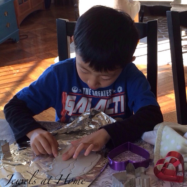 Christmas ornaments to make with the kids. These are simple and beautiful! Jewels at Home Christmas ornaments to make with the kids. These are simple and beautiful! Jewels at Home