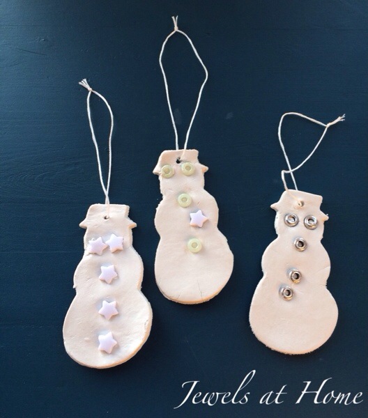 Homemade clay Christmas ornaments to make with the kids. These are simple and beautiful! Jewels at Home Homemade clay Christmas ornaments to make with the kids. These are simple and beautiful! Jewels at Home