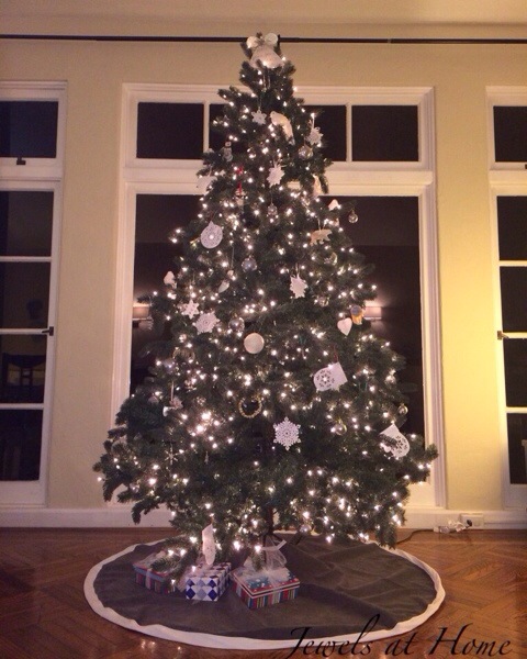 Homemade clay Christmas ornaments to make with the kids. These are simple and beautiful! Jewels at Home Homemade clay Christmas ornaments to make with the kids. These are simple and beautiful! Jewels at Home