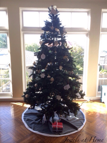 Tutorial for a simple gray and white Christmas tree skirt | Jewels at Home