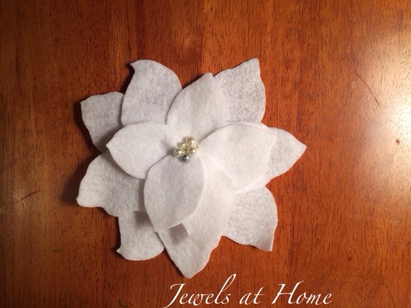 DIY felt poinsettia Christmas decorations to use as ornaments, gift toppers, or around the house | Jewels at Home DIY felt poinsettia Christmas decorations to use as ornaments, gift toppers, or around the house | Jewels at Home