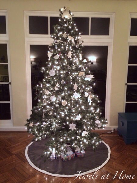 Christmas tree with all-white ornaments. Link to DIY ornament ideas to trim your tree. Jewels at Home Christmas tree with all-white ornaments. Link to DIY ornament ideas to trim your tree. Jewels at Home