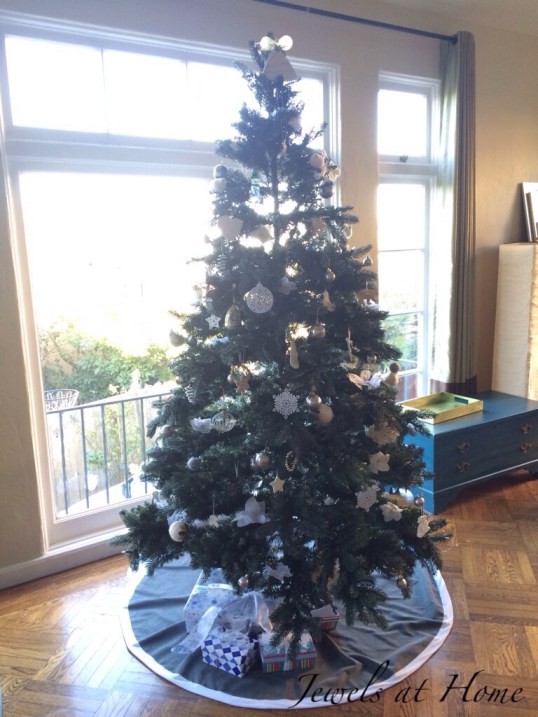 Decorating for a white Christmas.  Lots of decorating and DIY ideas for your tree and the whole house | Jewels at Home