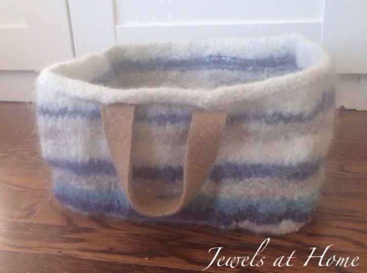 Instructions for knitting a pretty felted wool storage basket | Jewels at Home