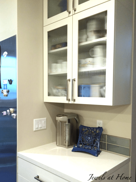 10 tips for a clutter-free kitchen: fluted glass gives an open feel but means you don't have to keep your cabinets perfect!| Jewels at Home