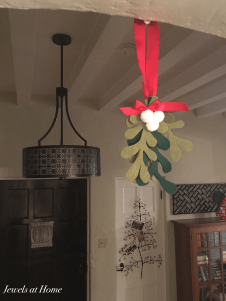 DIY Felt and Pom Pom Mistletoe | Jewels at Home